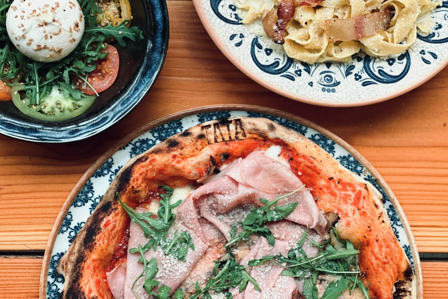 spécialités italiennes : pizza, pâtes carbonara, mozzarella