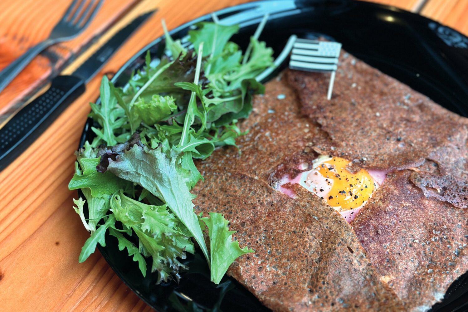 galette bretonne salée accompagnée d'une salade verte